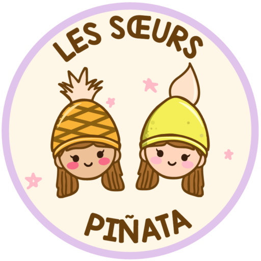 Logo de la marque : deux sœurs portant des bonnets en forme de fruits