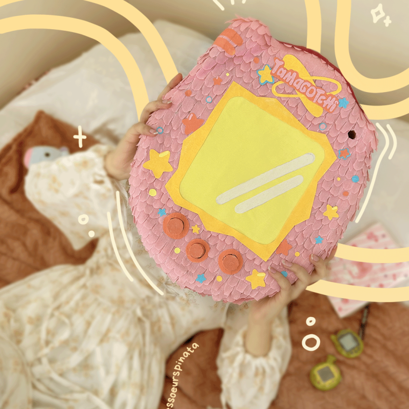 Piñata personnalisée en forme de Tamagotchi, inspirée du célèbre jeu électronique des années 90